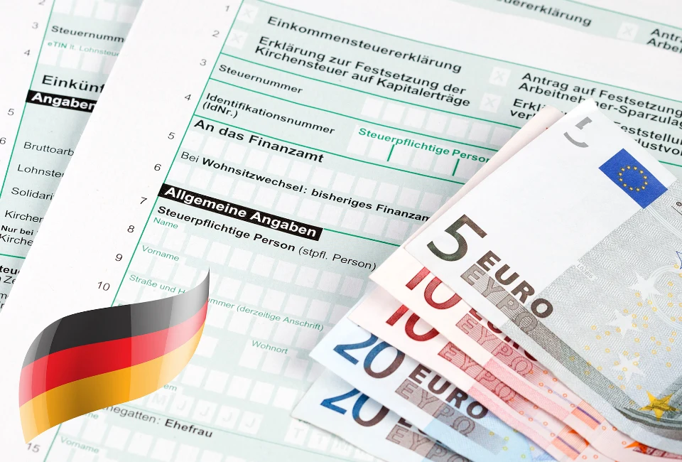 Dokumenty podatkowe i flaga Niemiec